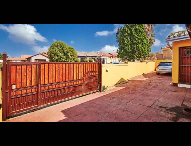 3 BEDROOM HOUSE FOR SALE IN OLIEVENHOUTBOSCH